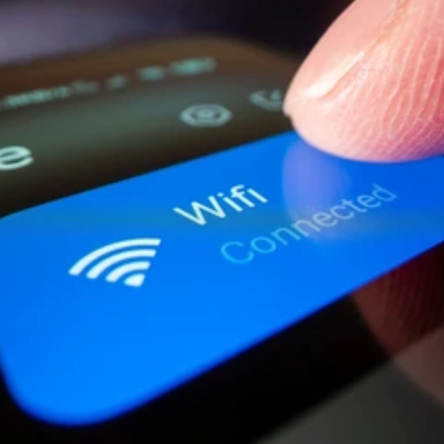 আপনার ফোনের ওয়াইফাই সেটিংস খুলে দেখুন উপলব্ধ যে নেটওয়ার্কগুলি দেখাচ্ছে সেখানে সন্দেহ করার মতো কিছু আছে কিনা। ব্লুটুথের মাধ্যমেও এটা চেক করতে পারেন।  (এই প্রতিবেদনটি ‘আনন্দ উৎসব’ ফিচারের একটি অংশ)।