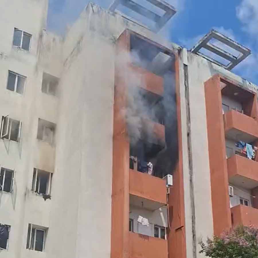 দুর্গাপুরের আবাসনে আগুন।