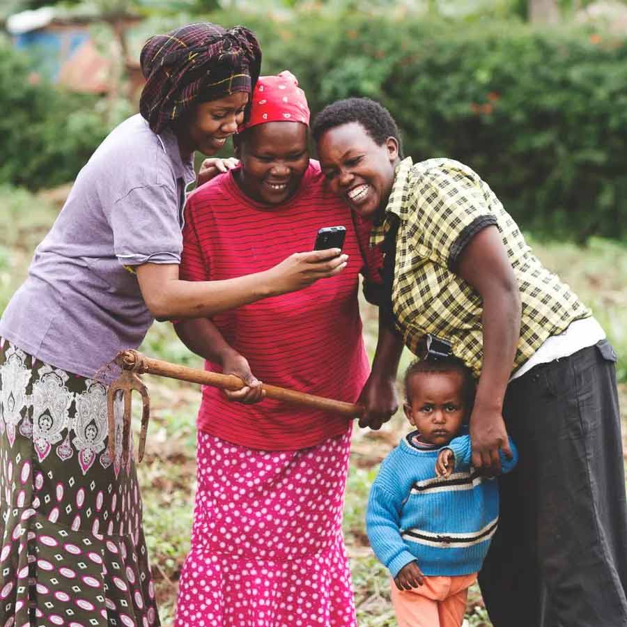 নাইজেরিয়ার দক্ষিণ-পূর্বে উবাং নামে একটি গ্রাম রয়েছে। সেই গ্রামের জনসংখ্যা সাড়ে তিন হাজার থেকে সাড়ে পাঁচ হাজারের কাছাকাছি। উবাং গ্রামের বাসিন্দাদের মধ্যে স্ত্রী এবং পুরুষেরা ভিন্ন ভাষায় কথা বলেন।