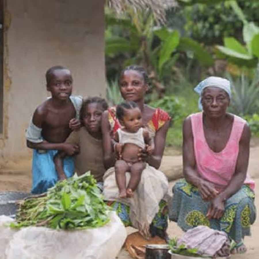 গ্রামের স্ত্রী এবং পুরুষেরা ভিন্ন ভাষায় কথা বলেন। প্রাত্যহিক জীবনে ব্যবহার্য জিনিসপত্রগুলিকে ভিন্ন শব্দে সম্বোধন করেন স্ত্রী এবং পুরুষেরা। যেমন, জলকে পুরুষেরা ‘বামুইয়ে’ বলে ডাকেন। আবার স্ত্রীরা ‘আমু’ বলেন।