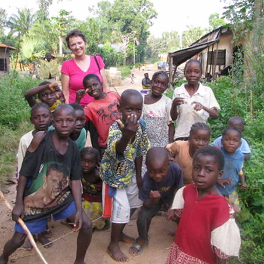 অন্য দিকে, জামাকাপড়কে ‘নাকি’ বলেন পুরুষেরা। কিন্তু একই জিনিসকে ‘আরিগা’ বলে উল্লেখ করেন মহিলারা। গাছকে পুরুষেরা ‘কিচি’ বলে ডাকেন এবং মহিলারা ডাকেন ‘ওকওয়েং’ নামে।