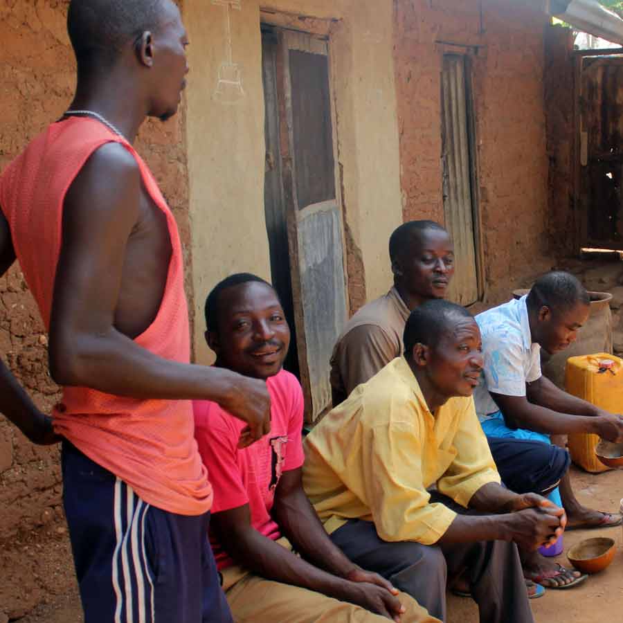 একই গোষ্ঠীর স্ত্রী এবং পুরুষ জাতির ভাষা ভিন্ন হওয়ার আসল কারণ অবশ্য সঠিক ভাবে জানেন না গ্রামবাসীরাও। যুগ যুগ ধরে নাকি এই প্রথাই চলে এসেছে তাঁদের গ্রামে।