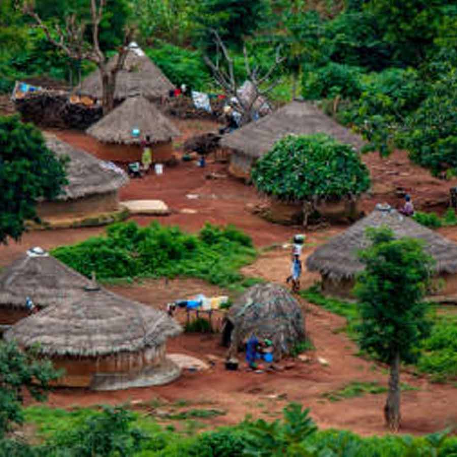 গ্রামবাসীদের একাংশের দাবি, আদম এবং ইভ নাকি ভিন্ন ভাষায় কথা বলত। সেই ধারণা থেকেই গ্রামের স্ত্রী এবং পুরুষ জাতি আলাদা ভাষায় কথা বলেন। কিন্তু গ্রামের সকলেই একে অপরের ভাষা সম্পর্কে অবগত।