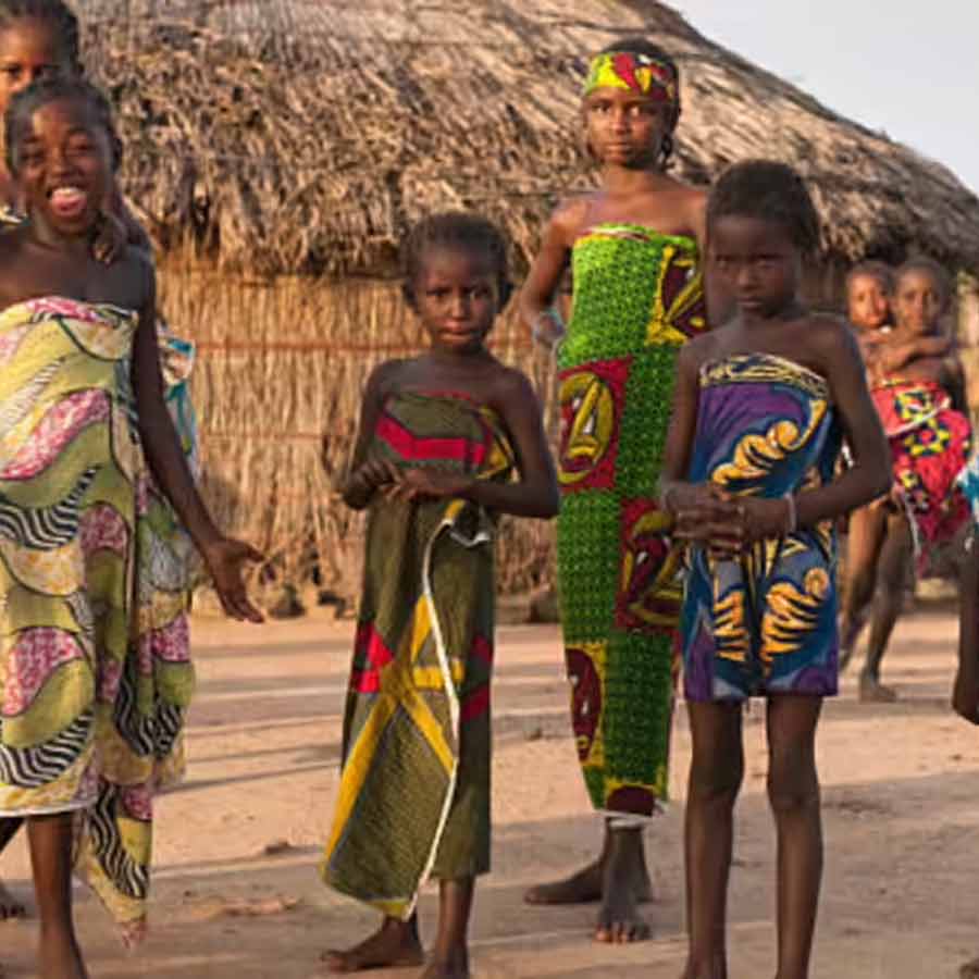 সন্তানের জন্ম দেওয়ার পর সেই গ্রামের মহিলাদের কাছেই তাদের রাখা হয়। প্রায় পাঁচ থেকে ছ’বছর পর্যন্ত গ্রামের শিশুরা মহিলাদের সংস্পর্শে থাকে। ফলে, জন্ম থেকেই মহিলাদের ভাষা শিখতে শুরু করে শিশুরা।