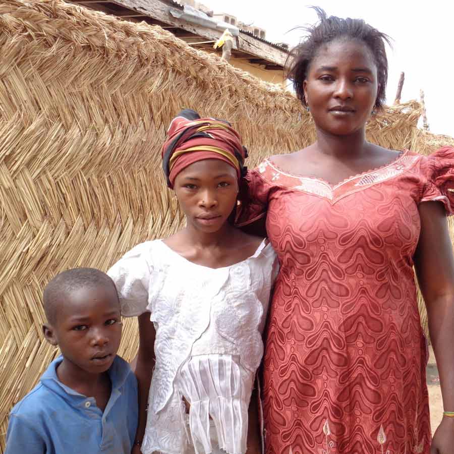 ছেলেদের বয়স যত বাড়তে থাকে, তত তাদের মহিলাদের কাছ থেকে সরিয়ে দেওয়া হয়। প্রথা অনুযায়ী বালক বয়সে পা দেওয়া থেকেই গ্রামের পুরুষদের সঙ্গে সময় কাটাতে হয় ছেলেদের। তখন তাদের পরিচিতি ঘটে নতুন ভাষার সঙ্গে।