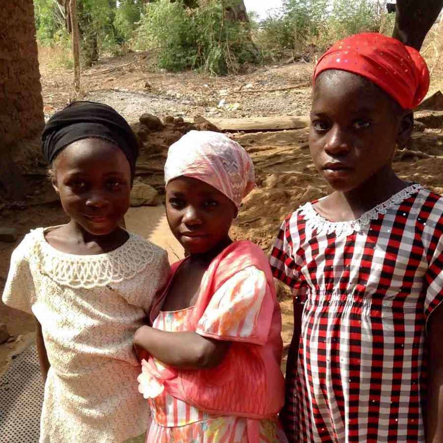 গ্রামের কন্যাসন্তানেরা যে হেতু আজীবন মহিলাদের সঙ্গে সময় কাটায় তাই তাদের ভাষার কোনও বদল হয় না। তারা ছোট থেকে একই ভাষায় কথা বলতে অভ্যস্ত হয়ে যায়।