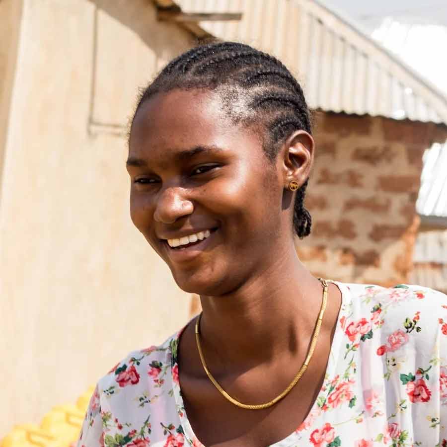 গ্রামের পুত্রসন্তানেরা পুরুষদের ভাষা শিখে রপ্ত করে ফেলে। অন্য দিকে, স্ত্রীজাতির ভাষাও ভুলে যায় না তারা। গ্রামের নিয়ম মেনে ১০ বছর বয়সের মধ্যে সেখানকার বালকদের এমন ভাবেই প্রশিক্ষণ দেওয়া হয় যে, তারা পুরোপুরি ভাবে পুরুষদের ভাষায় কথা বলতে শুরু করে দেয়।