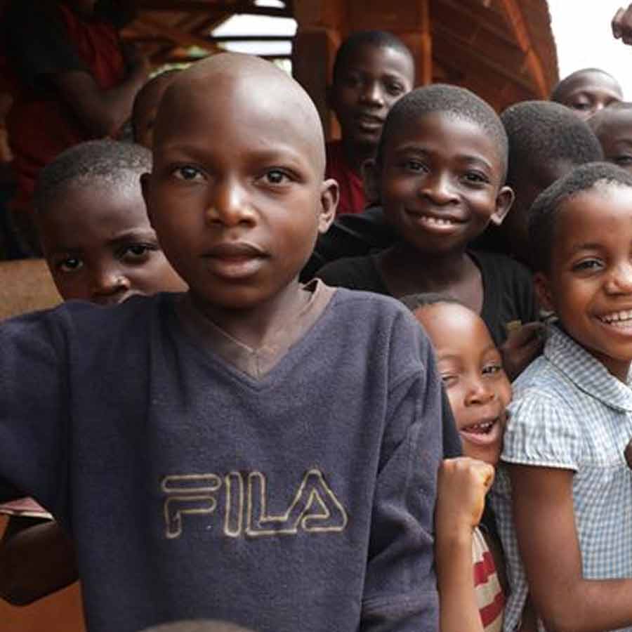 যে হেতু ব্যাকরণগত ভাবে স্ত্রী এবং পুরুষ জাতির ভাষার মধ্যে গুরুতর বৈসাদৃশ্য নেই, তাই পুরুষদের ভাষাও বোঝেন গ্রামের মহিলারা। ফলে এক ছাদের তলায় থেকে ভাষা ভিন্ন বললেও কোনও সমস্যা হয় না তাঁদের।