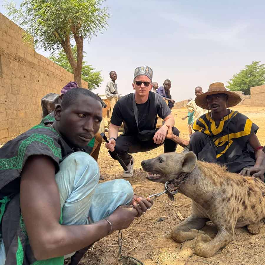 আবার ভিন্ন ভাষায় কথা বলার নেপথ্যে একটি ঘরোয়া কারণও রয়েছে। তবে তা নেহাতই ঠাট্টা-তামাশায় বলে থাকেন গ্রামবাসীরা। গ্রামের বাসিন্দাদের একাংশের দাবি, ভিন্ন ভাষায় কথা বললে অনেক সময় কলহ এড়ানো যায়। সংসারে সুখ-শান্তি বজায় রাখার জন্য নাকি এই পন্থা অবলম্বন করা হয়।