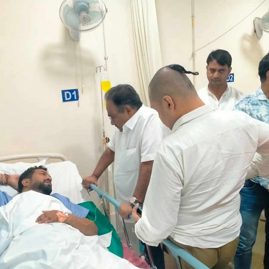 চিকিৎসাধীন বিজেপি বিধাযককে দেখতে হাসপাতালে এসেছিলেন দলের রাজ্য সভাপতি। 