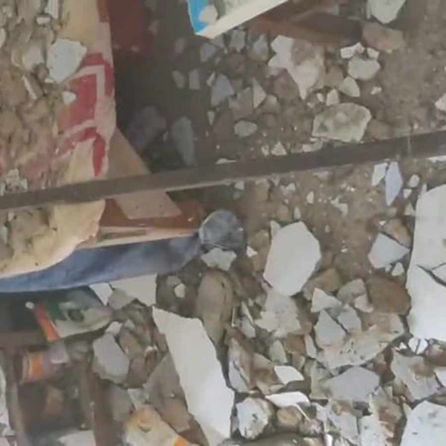 Ceiling collapsed in a room of Boys Hostel of Burdwan Medical College dgtld