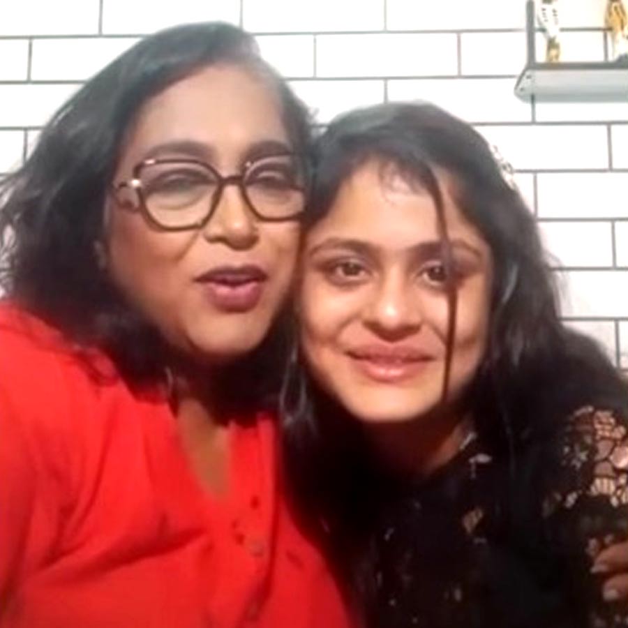 ১১ বছর পরে দেখা হল তাঁদের। 