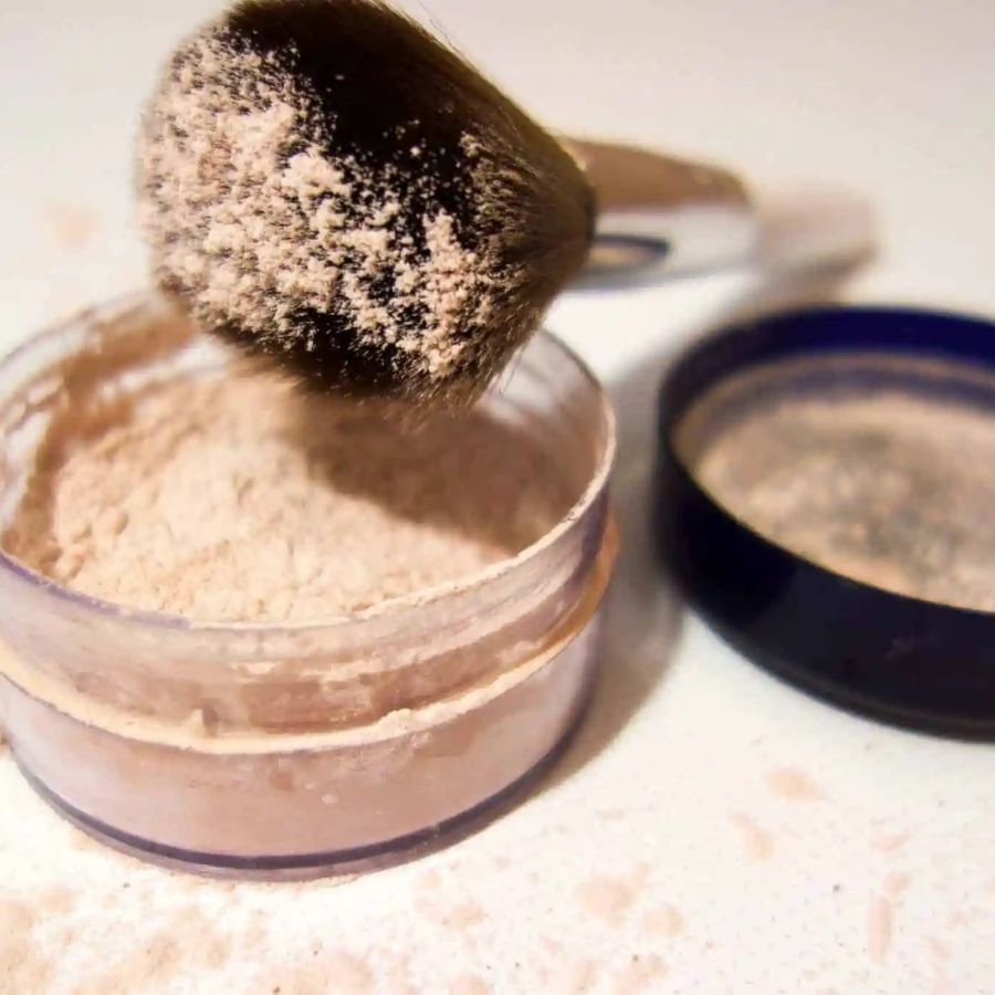 ৫. লোয়ার ল্যাশ লাইনে হা৫. লোয়ার ল্যাশ লাইনে হালকা পাউডার দিন : চোখের নীচে একটু ট্রান্সলুসেন্ট পাউডার লাগালে ঘাম বা তেল জমে না। ফলে কাজলও ছড়ায় না।লকা পাউডার দিন : চোখের নীচে একটু ট্রান্সলুসেন্ট পাউডার লাগালে ঘাম বা তেল জমে না। ফলে কাজলও ছড়ায় না।