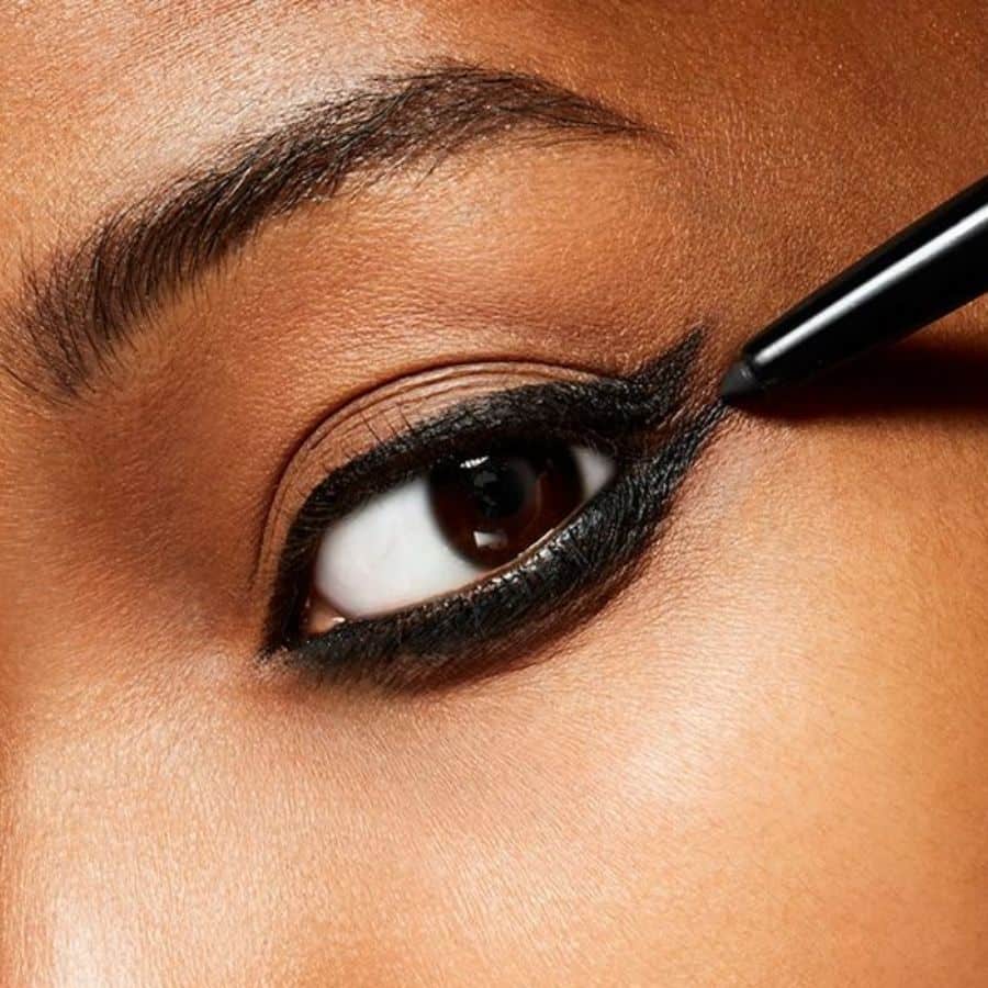 ৬.আইলাইনার হিসেবে ব্যবহার করুন : শুধু ভিতরে না দিয়ে বাইরের ল্যাশ লাইনেও হালকা কাজল টানুন, এতে বেশি সময় টিকবে।