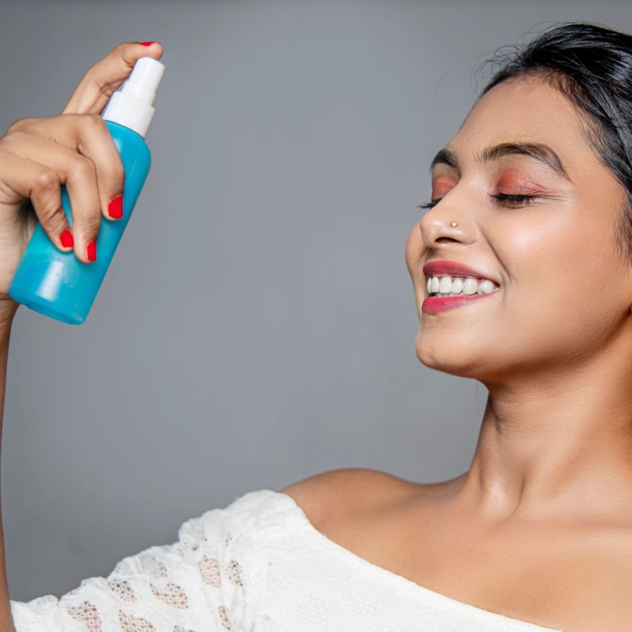 ৮.সেটিং স্প্রে ব্যবহার করুন :  মেকআপের শেষে হালকা সেটিং স্প্রে দিলে কাজল অনেক ক্ষণ না ঘেঁটে টিকে থাকবে।  ( এই প্রতিবেদনটি ‘আনন্দ উৎসব’ ফিচারের একটি অংশ)।