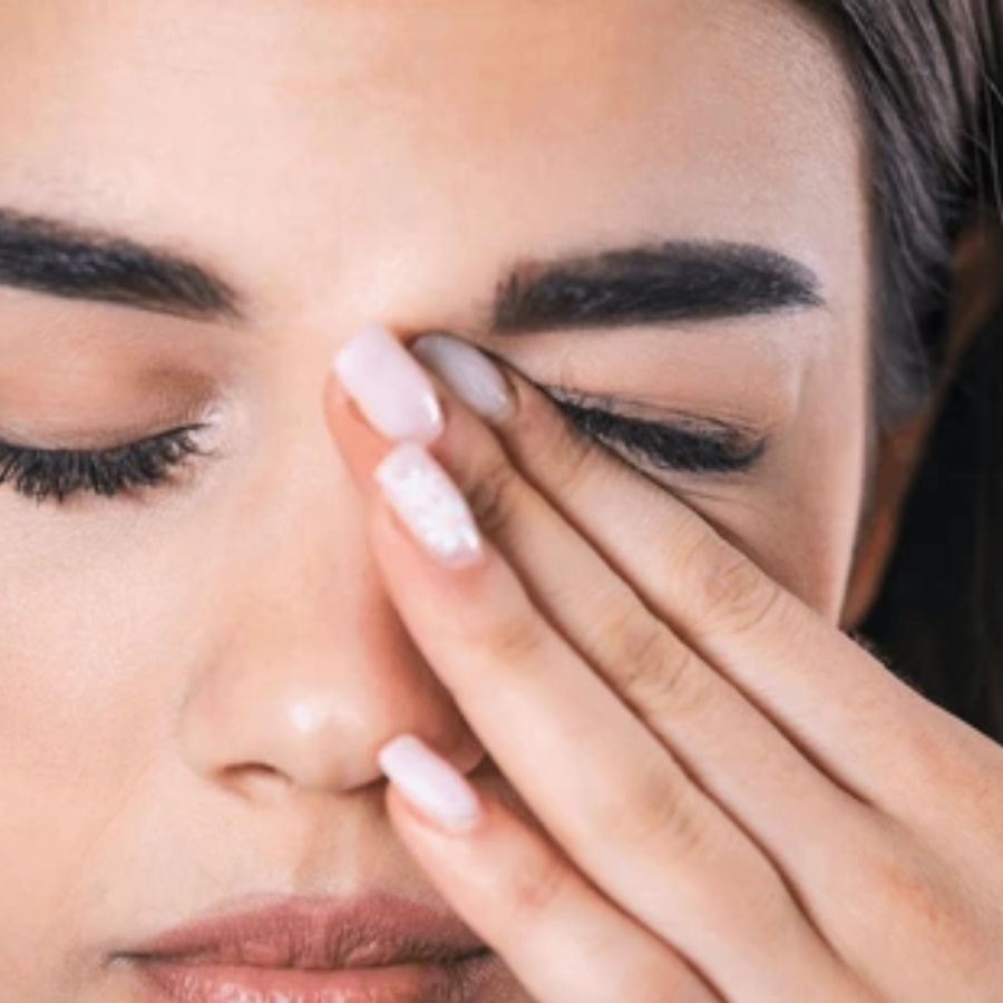 ৭.বারবার চোখে হাত দেবেন না : অভ্যাসবশত অনেকেই চোখ ঘষে ফেলেন। এতে কাজল দ্রুত স্মাজ হয়।