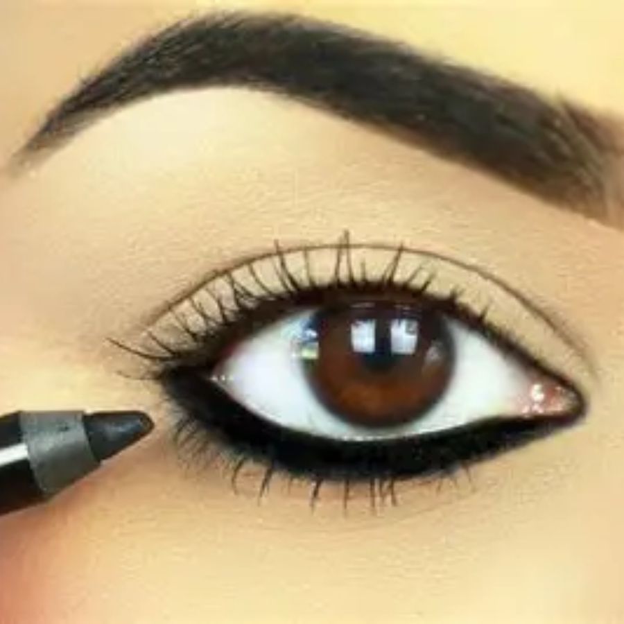 ৩.ওয়াটারপ্রুফ কাজল ব্যবহার করুন:  সাধারণ কাজলের চেয়ে ওয়াটারপ্রুফ বা ‘স্মাজ-প্রুফ’ কাজল বেশি টেকসই হয়।