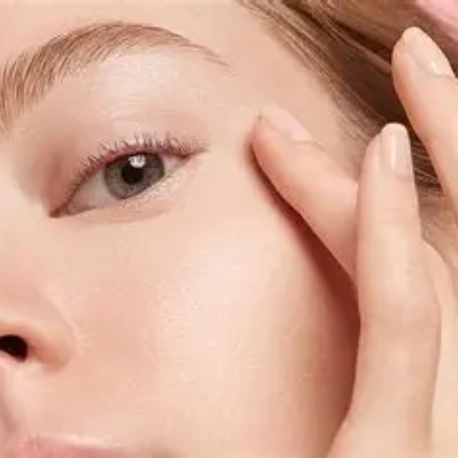 ২.প্রাইমার বা কম্প্যাক্ট ব্যবহার করুন : চোখের নীচে হালকা প্রাইমার বা কম্প্যাক্ট পাউডার লাগালে কাজল সেট হয়ে যায়।