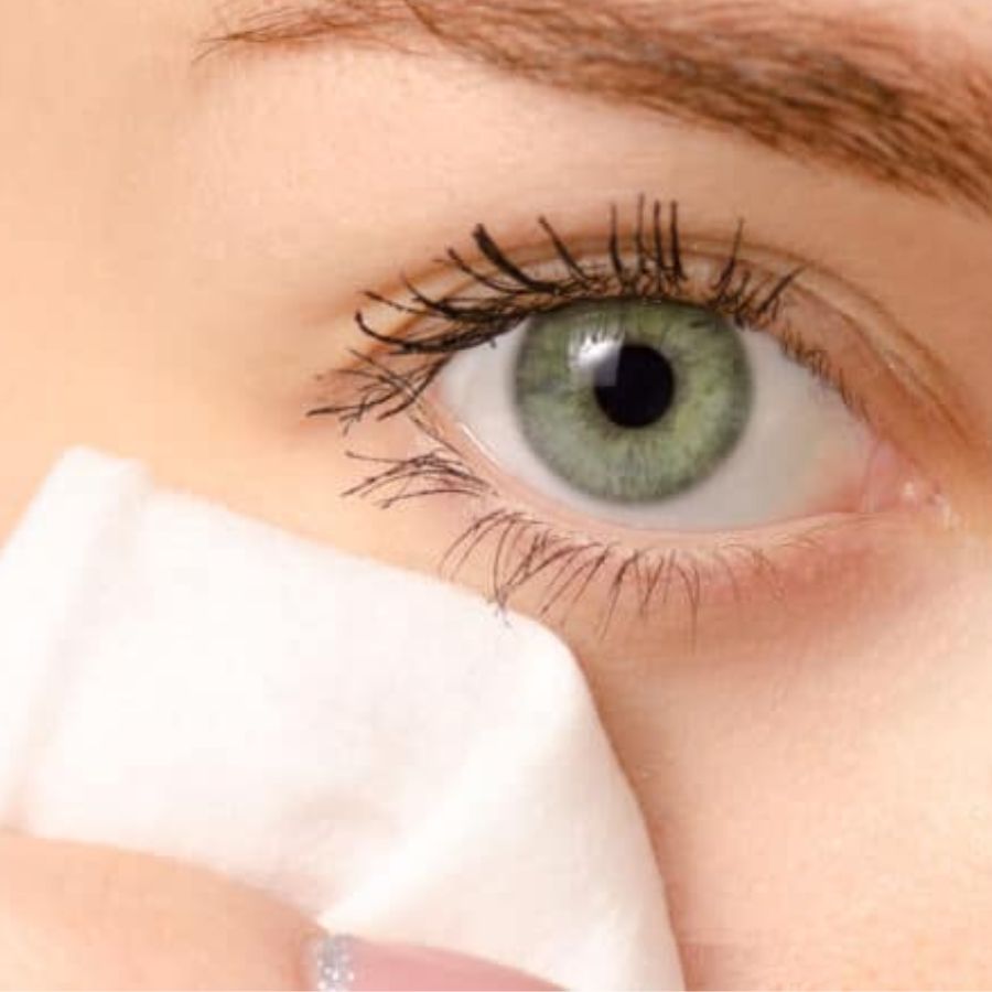 কাজল যাতে ঠিক থাকে, তার জন্য এই টিপ্‌সগুলি মেনে চলতে পারেন-  ১.চোখ পরিষ্কার করুন : কাজল টানার আগে চোখের চার পাশ ভাল করে ধুয়ে শুকনো করে নিন। তেল বা ঘাম থাকলে কাজল সহজেই ছড়িয়ে যায়।