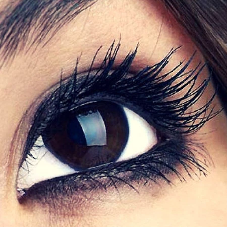 চোখের মেকআপে কাজল এমন এক জিনিস, যা মুহূর্তেই আকর্ষণীয় করে তোলে আপনার সাজ। কিন্তু অনেক সময়ে ঘেমে যাওয়া বা চোখে জল আসার কারণে কাজল ছড়িয়ে যায়। ব্যস! পুরো লুকটাই নষ্ট! এই সমস্যা এড়াতে কিছু সহজ উপায় মেনে চলুন। কাজল সারা দিন টিকে থাকবে, এক্কেবারে ‘স্মাজ-ফ্রি’।