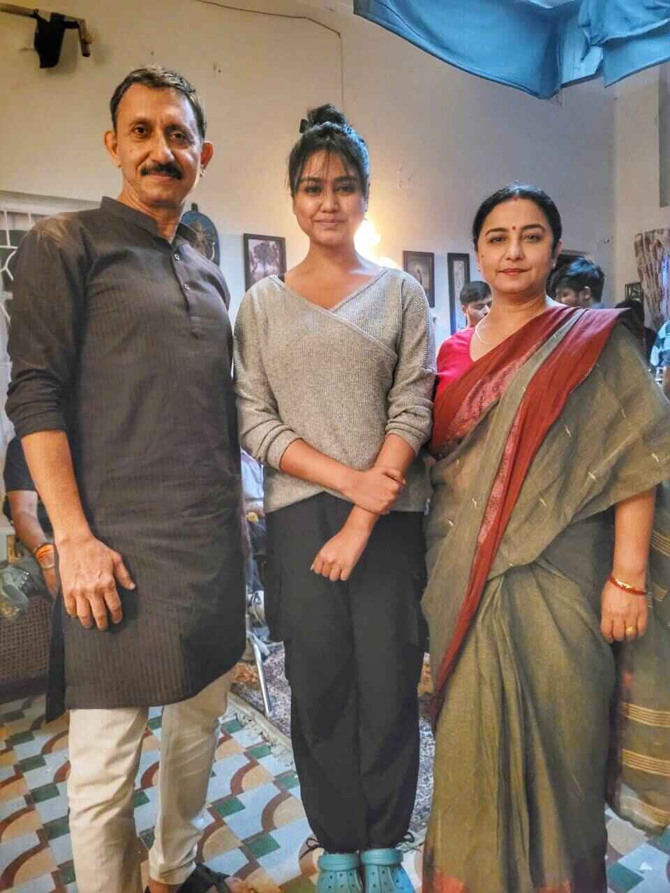  ‘ইকোস অফ ভেলোর’ ছবির শুটিংয়ে নীরজ কবীর, ফিরদৌসি বসু, দিব্যা দত্ত।