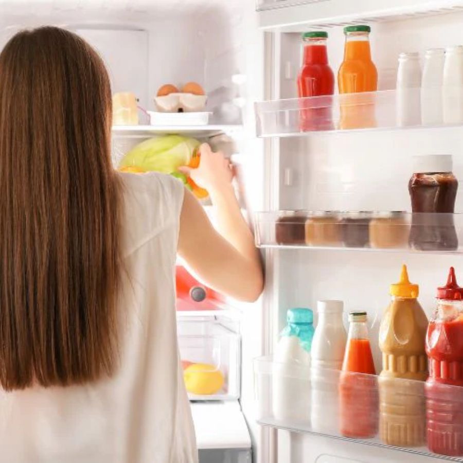 গোদরেজ ১৯০ এল ৪ স্টার ইনভার্টার রেফ্রিজারেটর: এই ফ্রিজটি ১৫,০০০ টাকা বাজেটের মধ্যে দারুণ বাছাই হতে পারে। এতে ১.৭৫ লিটারের বোতল রাখার জন্য পর্যাপ্ত জায়গা আছে। এর অ্যাডভান্সড ইনভার্টার টেকনোলজি বিদ্যুৎ সাশ্রয় করে। এতে আছে বড় ভেজিটেবল বক্স এবং অ্যান্টি-ব্যাকটিরিয়াল গ্যাসকেট। ফ্রিজটির ডিজাইনও বেশ আকর্ষণীয়।