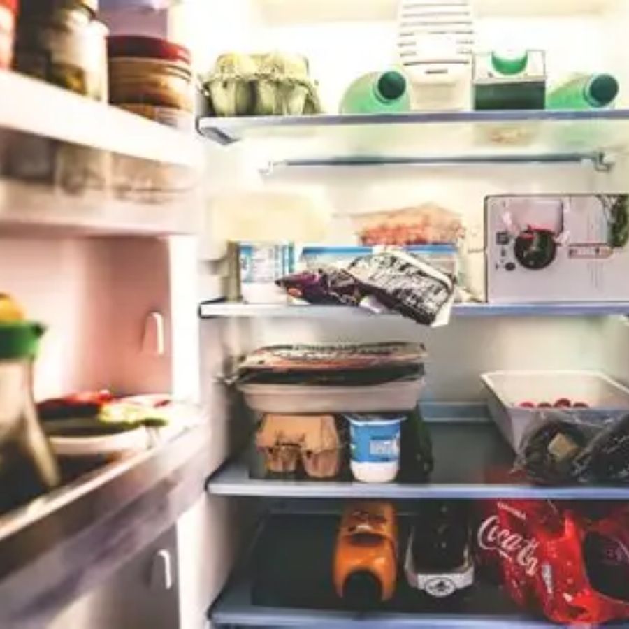 এলজি ১৮৫ এল ৫ স্টার ইনভার্টার ডায়রেক্ট কুল রেফ্রিজারেটর: এই মডেলটি তার ৫-স্টার রেটিংয়ের জন্য বিশেষ ভাবে জনপ্রিয়। এটিতে আছে স্মার্ট ইনভার্টার কম্প্রেসর, যা বিদ্যুৎ সাশ্রয়ে সেরা। এই ফ্রিজে আছে ময়েস্ট 'এন' ফ্রেশ প্রযুক্তি, যা সবজি ও ফলকে দীর্ঘক্ষণ তাজা রাখে। এই ফ্রিজের টেম্পারড গ্লাস শেলফ এবং বড় ভেজিটেবল বক্স আপনাকে দেবে বাড়তি সুবিধা।