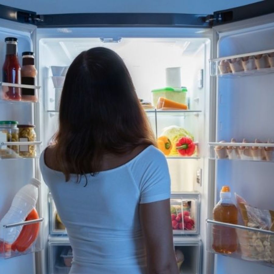 ব্লু স্টার ১৮০ এল ৩ স্টার ডায়রেক্ট কুল রেফ্রিজারেটর: এই মডেলটি তার ব্যতিক্রমী কুলিং পারফরম্যান্সের জন্য পরিচিত। এতে আছে ডিউরেবল কম্প্রেসর এবং স্ট্যাবিলাইজার-ফ্রি অপারেশন। ভেজিটেবল বক্সটি বড় এবং তার স্টোরেজ ক্ষমতা যথেষ্ট। এই ফ্রিজে আছে অ্যান্টি-ব্যাকটিরিয়াল গ্যাসকেট এবং পরিষ্কার করা সহজ। (প্রতীকী চিত্র)