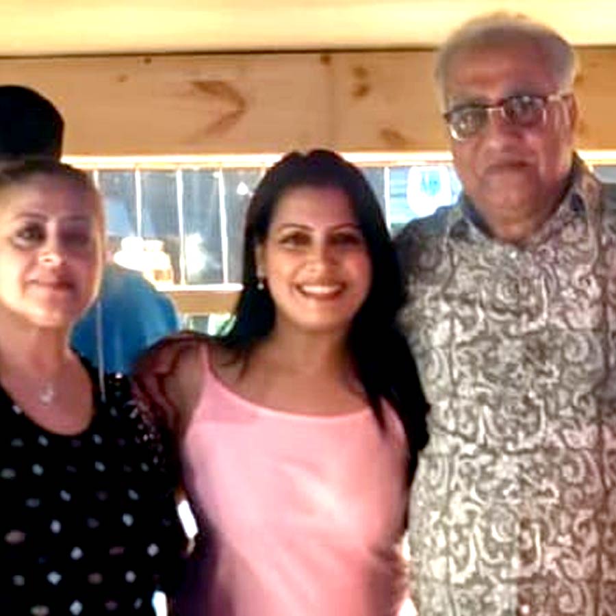 পার্টির ফাঁকে অর্পিতা।