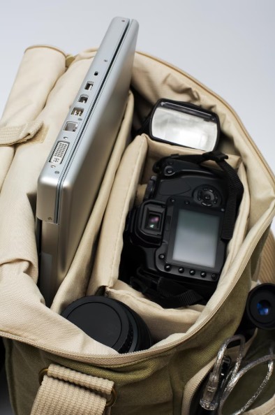 ব্যাগে রাখুন মূল্যবান জিনিস: মোবাইল ফোন, ক্যামেরা বা ল্যাপটপ নিয়ে বেরোলে তা সুরক্ষিত ব্যাগে রাখুন। ব্যাগের চেন ভাল ভাবে বন্ধ করুন। সম্ভব হলে কাঁধের ব্যাগ সামনে রাখুন।