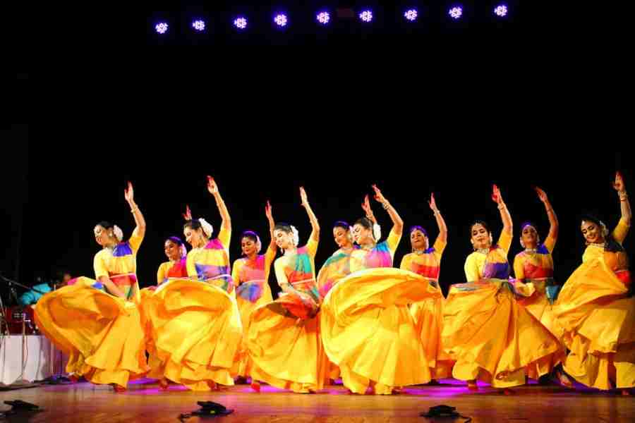  কত্থকশিল্পী সায়নী চাওড়ার শিক্ষাকেন্দ্র নিমগ্ন কালচারাল অ্যাসোসিয়েশনের নৃত্যানুষ্ঠান।