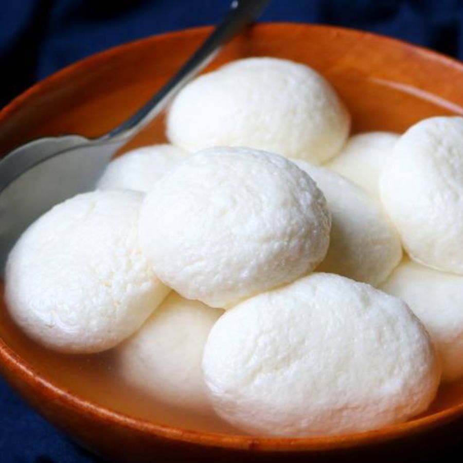 ২। সামনেই তো বাঙালির শ্রেষ্ঠ উৎসব দুর্গাপুজো। পাড়ায় পাড়ায় মিষ্টির দোকানে লম্বা লাইনের দিন আগতপ্রায়। সেই সব ঝক্কি পোহানোর দরকার নেই আর। চটজলদি বাড়িতেই বানিয়ে ফেলুন তুলতুলে গরম রসগোল্লা।