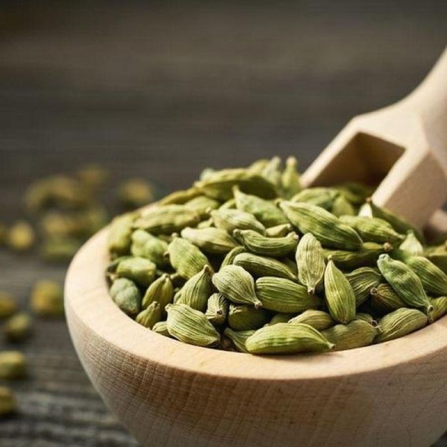 ৩। উপকরণ- ১ লিটার দুধ, ভিনিগার, জল, চিনি, এলাচ ও ময়দা। 