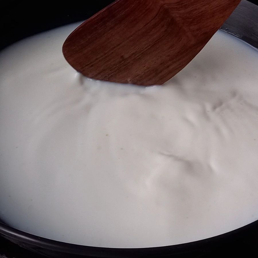 ৪। বানানোর পদ্ধতিও বেশ সহজ। প্রথমে একটি পাত্রে এক লিটার দুধ নিয়ে গ্যাসে বসান। যত ক্ষণ এটি ফুটছে, তত ক্ষণ অন্য কাজে হাত বাড়ানো যাক। 