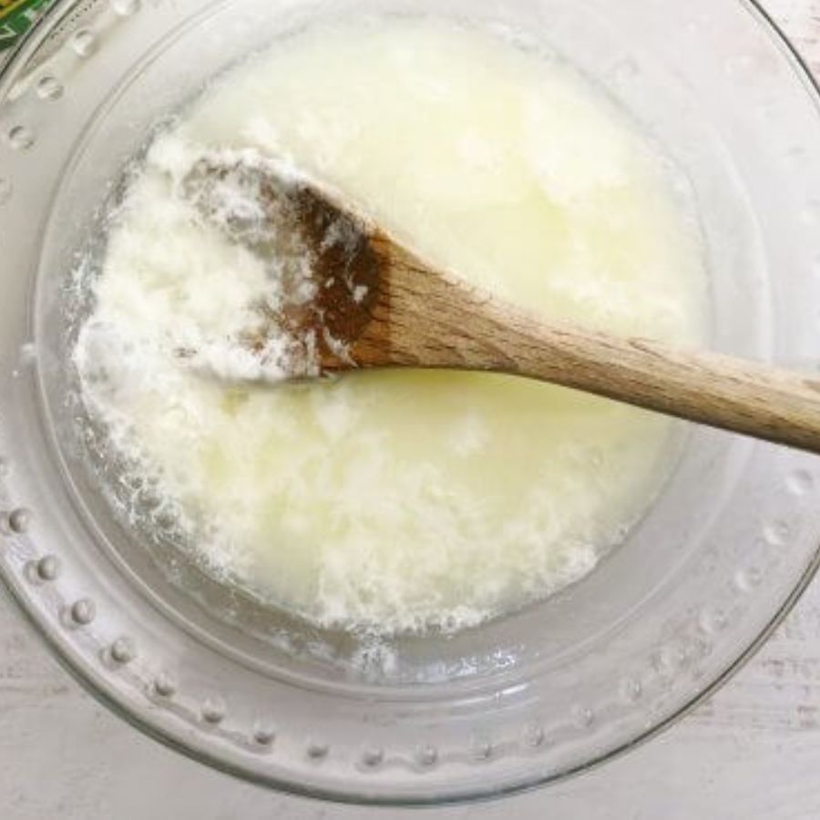 ৬। দুধ ফুটিয়ে নিয়ে নামিয়ে নেওয়ার পরে ভিনিগার ও জলের মিশ্রণটি ধীরে ধীরে ঢালতে থাকুন তাতে। এ বার আলতো হাতে ছানা কাটিয়ে নিন। 