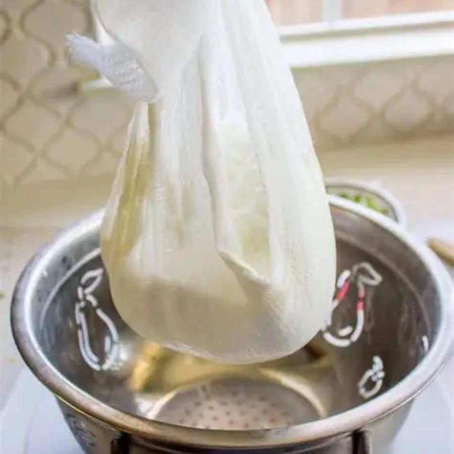 ৭। একটি সুতির কাপড়ের মধ্যে ছানা ঢেলে জল ঝরিয়ে নিতে হবে। কিছুটা ঠান্ডা জল ঢেলে ছানা ধুয়ে নিন। এতে ভিনিগারের গন্ধ কিছুটা হলেও দূর হবে। 