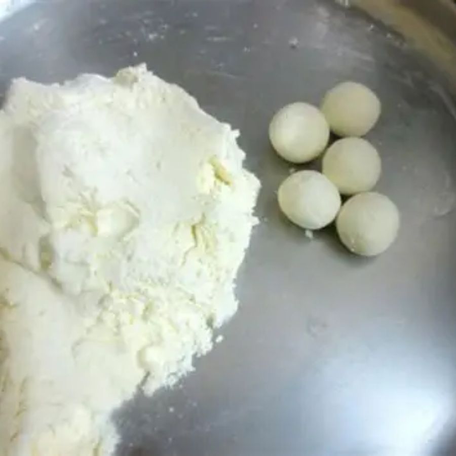 ১০। এর পরে মণ্ডটির মধ্যে থেকে একটু একটু করে মাখা নিয়ে সমান মাপের রসগোল্লার আকার দিতে হবে। সুন্দর করে পাকিয়ে নিন যাতে তার গায়ে কোনও ফাটল না থাকে।  