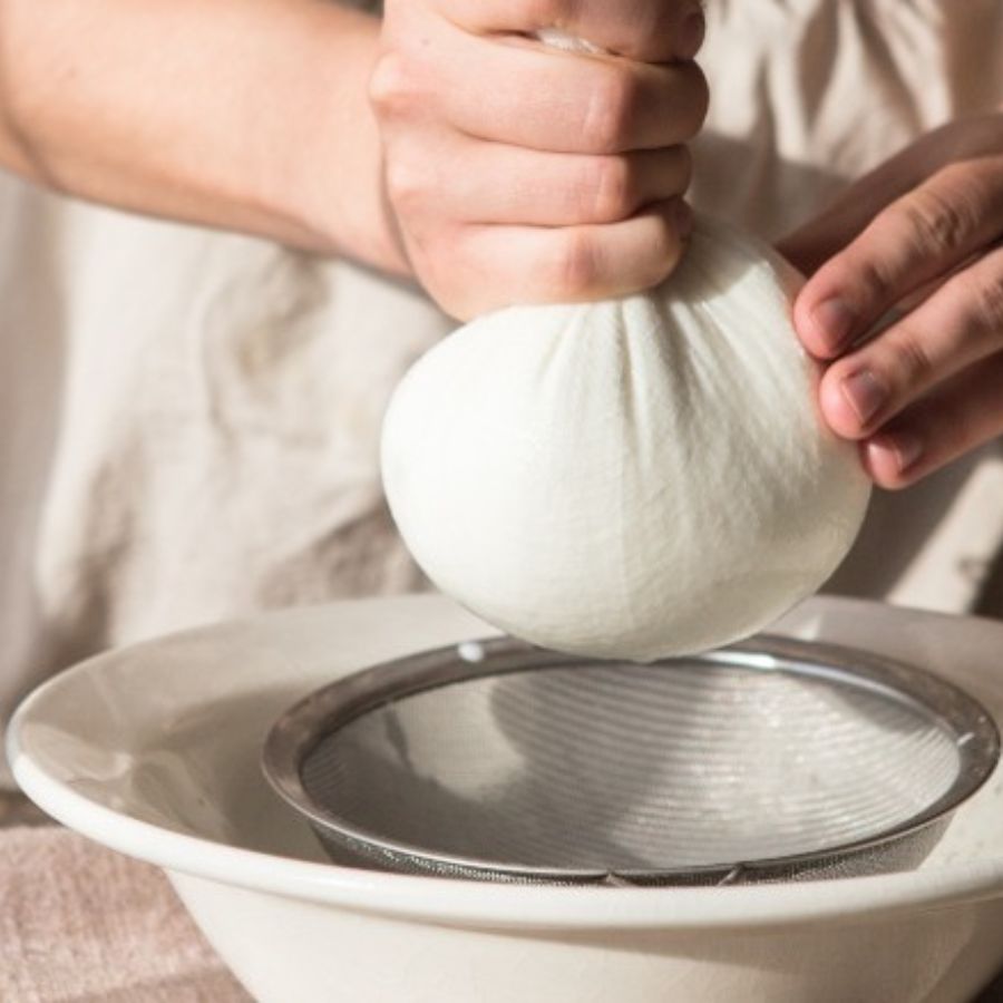 ৮। ছাঁকনির মধ্যে কাপড়ে মোড়া ছানার মণ্ডটি রেখে তার উপরে ভারী কোনও কিছু বসিয়ে রাখুন। কিছু ক্ষণেই সব জল ঝরে যাবে সহজে। 