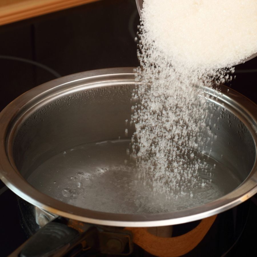 ৯। এ বার রস বানানোর পালা। একটি পাত্রে দু’কাপ চিনি এবং চার কাপ জল মিশিয়ে রস বানিয়ে নিন। এতে ছড়িয়ে দিন তিনটি ছোট এলাচ। এ বার একটি প্লেটের মধ্যে ছানার মণ্ডটিকে নিয়ে পাঁচ মিনিট মতো ভাল করে মেখে নিতে হবে। এর পর তাতে আধ চা চামচ ময়দা যোগ করে আবার দুই থেকে চার মিনিট ভাল করে মেখে নিন।   