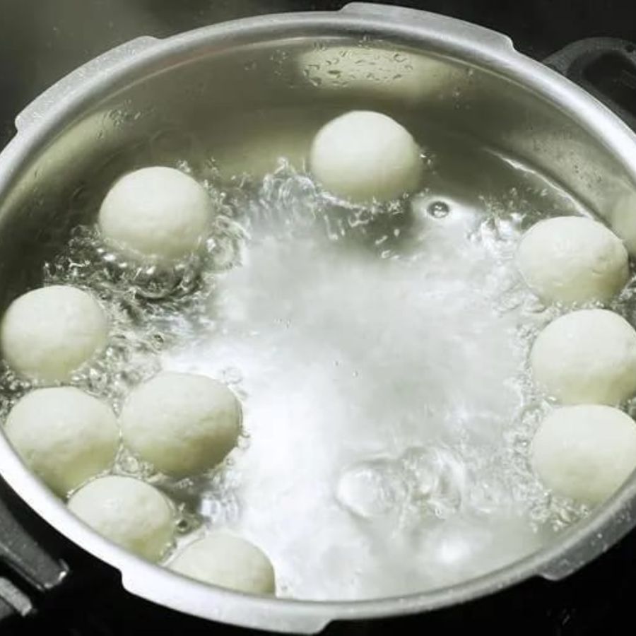 ১১। এ বার চিনির রস ফুটে গেলেই সবক’টি রসগোল্লা তার মধ্যে দিয়ে ২০-২৫ মিনিট মতো ফুটিয়ে নিন। গরম গরম রসগোল্লা তৈরি!   ( এই প্রতিবেদনটি ‘আনন্দ উৎসব’ ফিচারের একটি অংশ। ) 