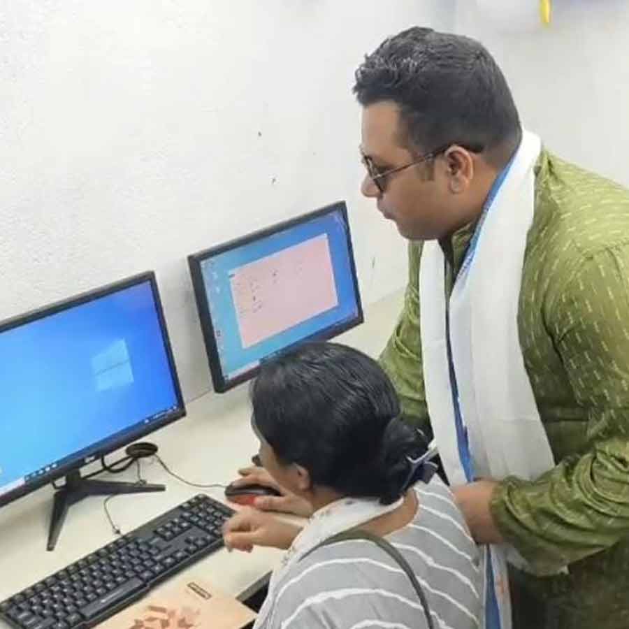 District Superintendent of Police Dhritiman Sarkar inaugurated a free computer training center in Midnapore on Teachers\\\' Day