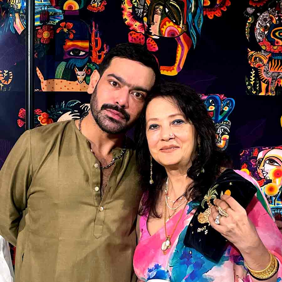 মুনমুন সেনের সঙ্গে বোবো ওরফে আয়ুষ্মান।