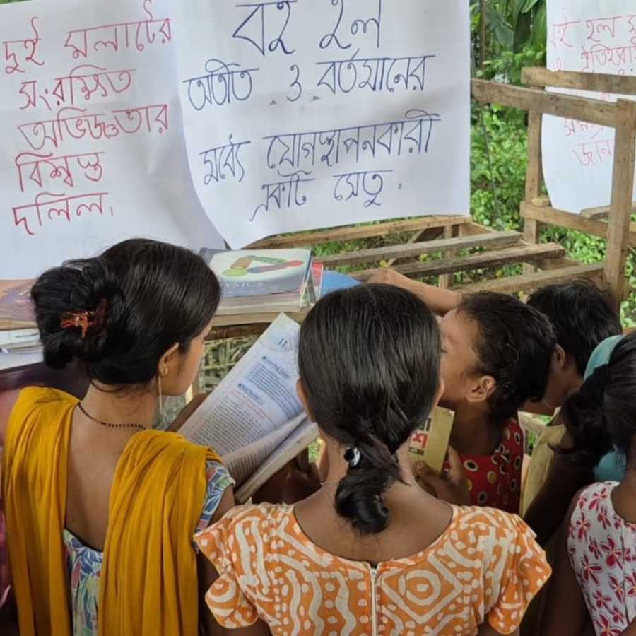 বই বাজারে হাজির পড়ুয়ারা।