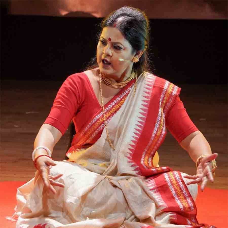 মঞ্চে পরিবেশনায় শিল্পী।