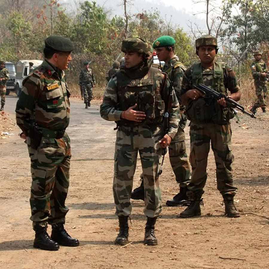 মণিপুরে কেন্দ্রীয় বাহিনী।