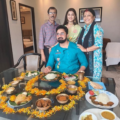 পরিবারের সঙ্গে রুবেল। 