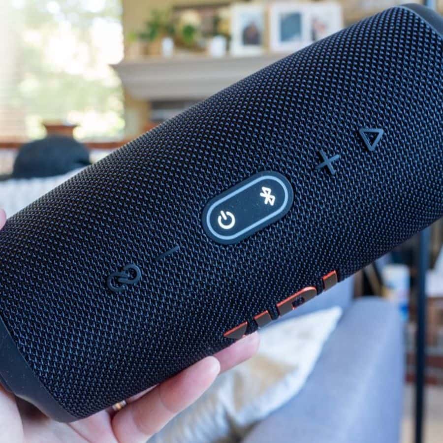 ২০০০ থেকে ৩০০০ টাকার মধ্যে: এই দামের মধ্যে কিনতে পারেন রিয়েলমি পকেট ব্লুটুথ স্পিকার। আকারে খুব ছোট হলেও এর শব্দ বেশ শক্তিশালী। ব্যাটারি লাইফ প্রায় ৬ ঘণ্টা এবং এটি আইপিএক্স৫ রেটিং-সহ জলরোধী। এটি সহজে পকেটে রাখা যায়।