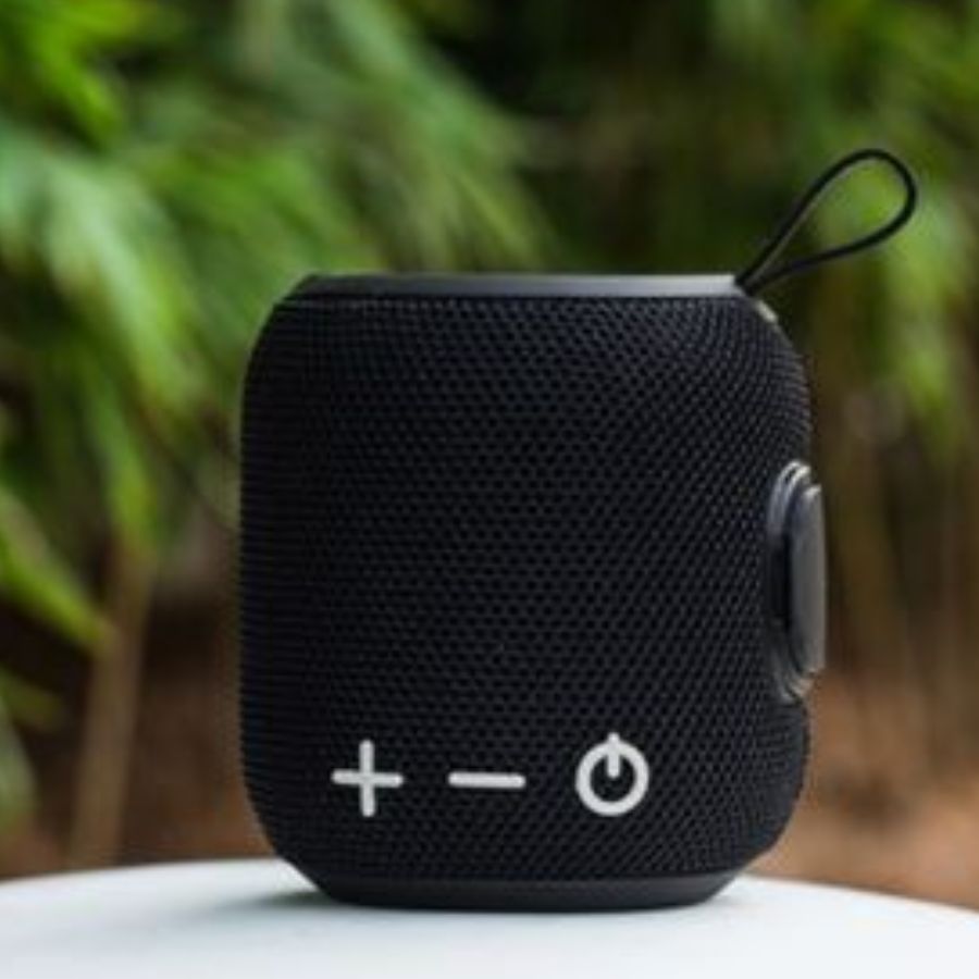 একই দামে পাওয়া যাবে শাওমি এমআই পোর্টেবল ব্লুটুথ স্পিকার। এই স্পিকারের ডিজাইন স্লিম এবং এর ব্যাটারি লাইফ প্রায় ৬-৭ ঘণ্টা। এটিতে ডুয়েল ড্রাইভার রয়েছে। যা শব্দের উচ্চ মান নিশ্চিত করে। এটিতে আইপিএক্স৭ রেটিং রয়েছে, যা এটিকে জল থেকে সম্পূর্ণ সুরক্ষিত রাখে।