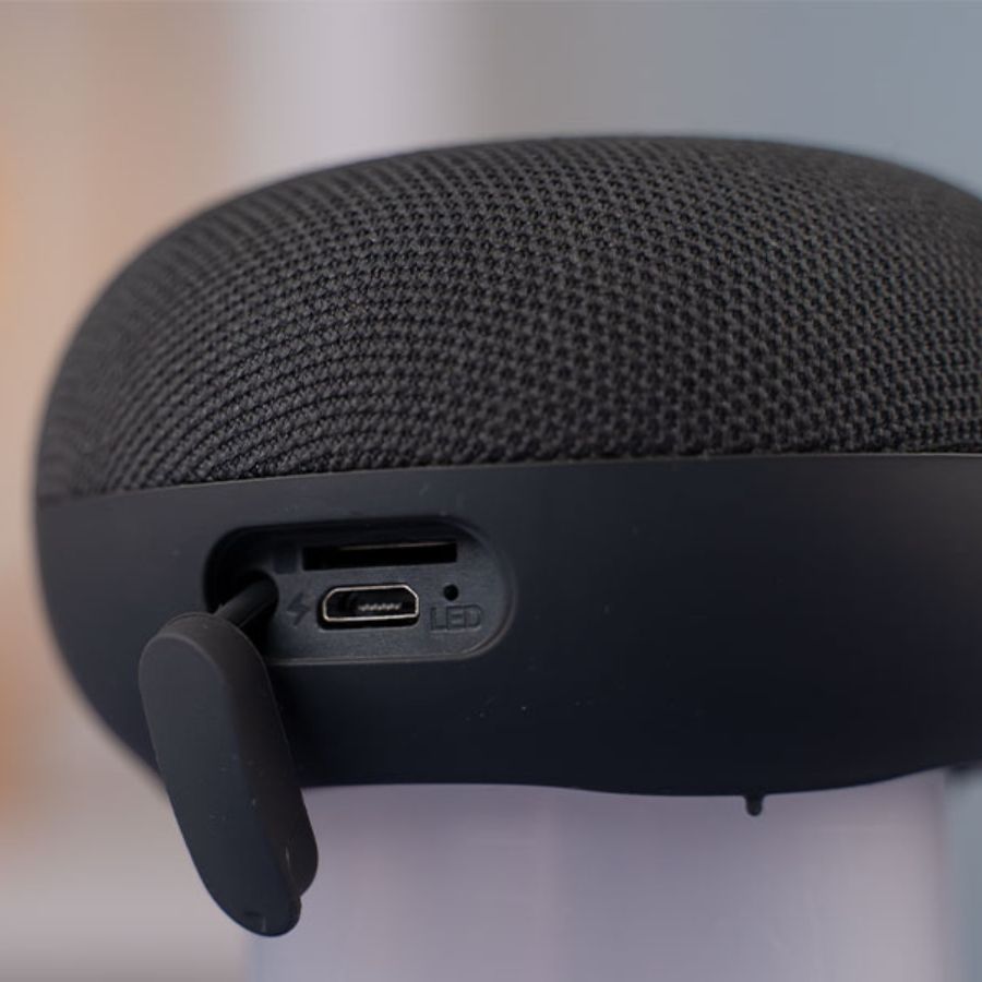 স্পিকার বাছাই করতে হবে প্রয়োজন এবং বাজেট অনুযায়ী। যদি আপনি খুব হালকা কিছু চান, তা হলে জেবিএল গো ৩ এবং মিভি রোম ২ ভাল। যদি বেশি জোরালো শব্দের প্রয়োজন হয়, তা হলে বোট স্টোন ১০০০ বা জেবিএল ফ্লিপ এসেন্সিয়াল ২ কিনতে পারেন। সবক’টি মডেল কলকাতা তথা পশ্চিমবঙ্গ এবং ভারতের সমস্ত ই-কমার্স সাইটে এবং স্থানীয় দোকানে পাওয়া যায়। তবে, সময় ও স্থানভেদে দামে কিছু তারতম্য হতে পারে।  (এই প্রতিবেদনটি ‘আনন্দ উৎসব’ ফিচারের একটি অংশ)।