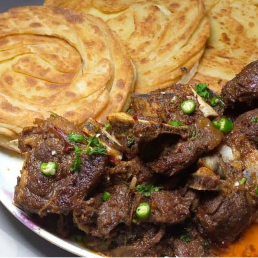 গোলবাড়ি: এই চত্বরের অন্যতম জনপ্রিয় দোকান ‘নিউ পাঞ্জাবি হোটেল’, যাকে সবাই ‘গোলবাড়ি’ বলেই চেনে! এখানে এলে কী খেতে হবে, সেটাও নিশ্চয়ই জানা আছে? হ্যাঁ, ঠিক ধরেছেন, পরোটা আর কষা মাংস। এ  ছাড়া মাটন চপ, ফিশ কাটলেট, ইত্যাদি তো আছেই তালিকায়। 